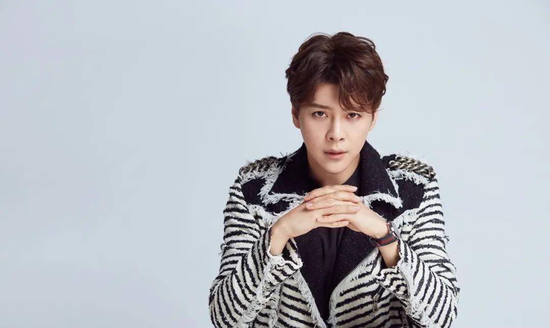 2008年,徐海乔出演李少红版《红楼梦》,饰演柳湘莲一角进入演艺行业.