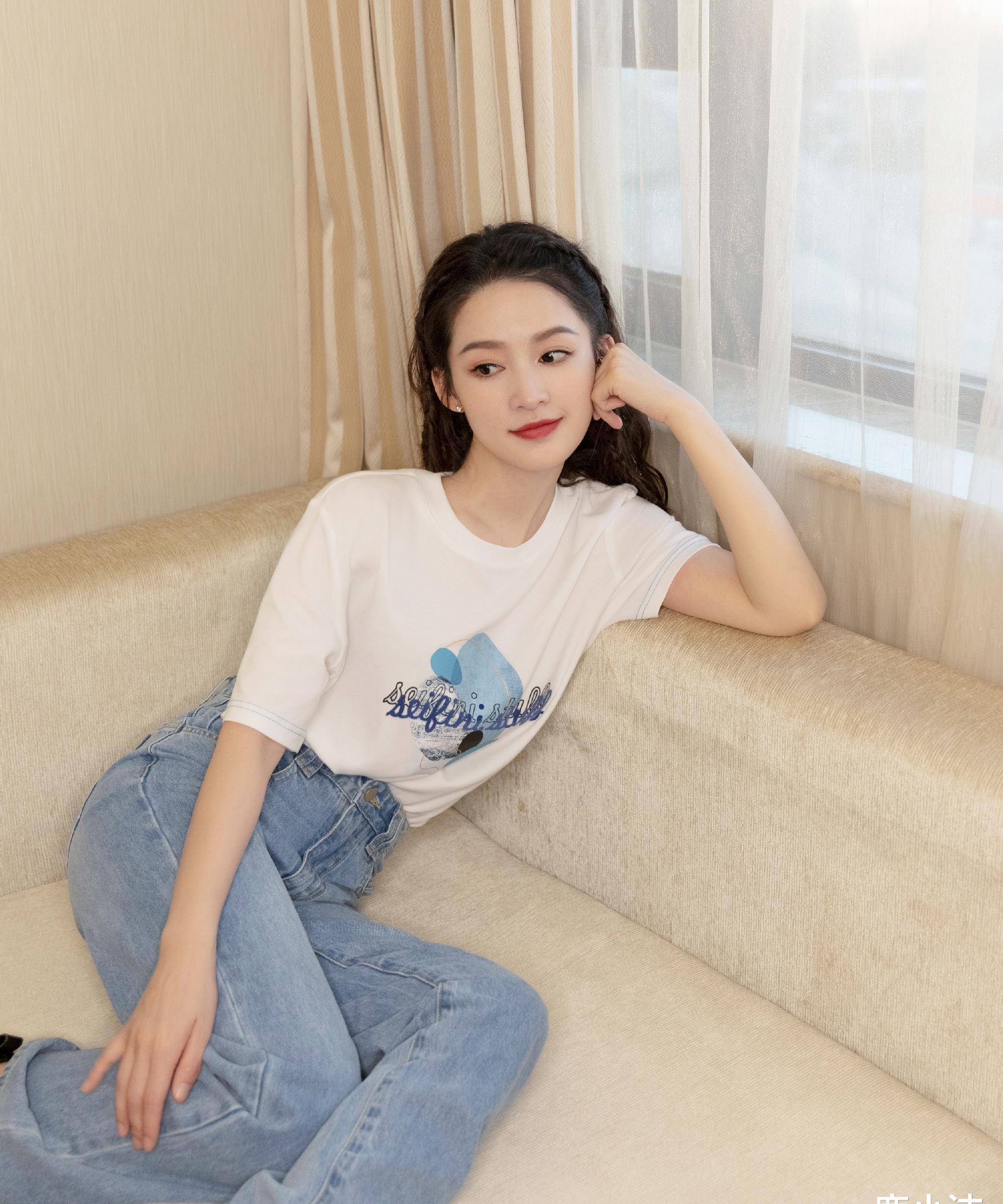 原创李沁这一身好有夏天的感觉t恤短裤清纯像少女简单搭配却很美