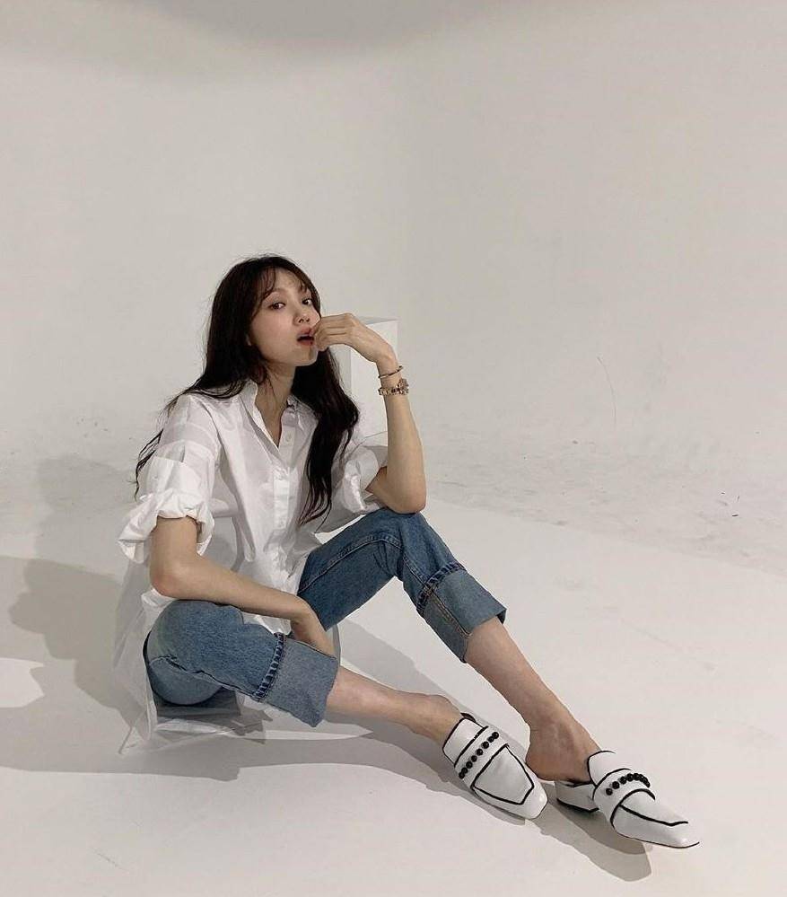 原创她演举重妖精金福珠今穿露肩黑色紧身裙秀超模身材太迷人