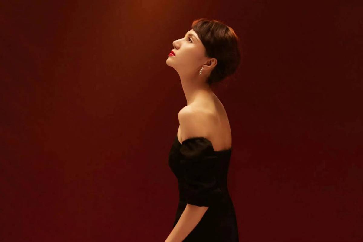 袁泉这组写真百看不厌,一字领修身礼服简约优雅,骨架纤薄真好看_纯色