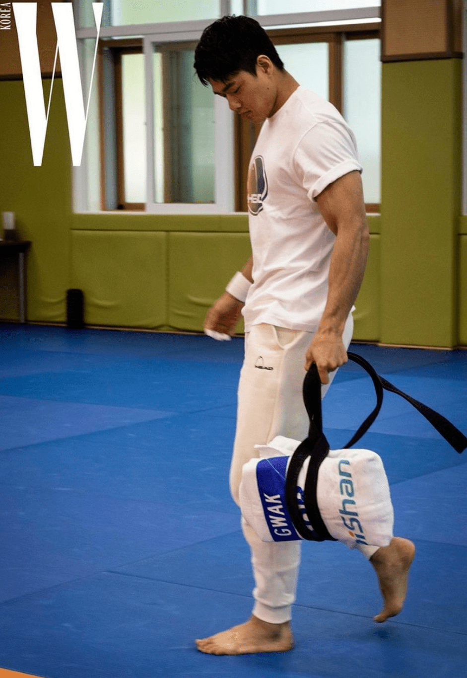 原创他身高182公分体型健硕结实帅气颜值吸引不少人的眼光