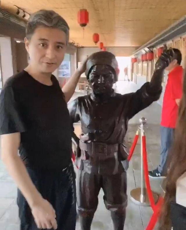 人周炜近照曝光,携妻子游玩,一头白发误认为老爷爷_高明婷_祝福_头发