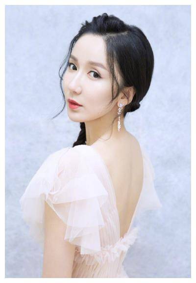 娄艺潇真漂亮,低领粉色裙优雅大方,颜值重回巅峰时期_时尚_穿着_魅力