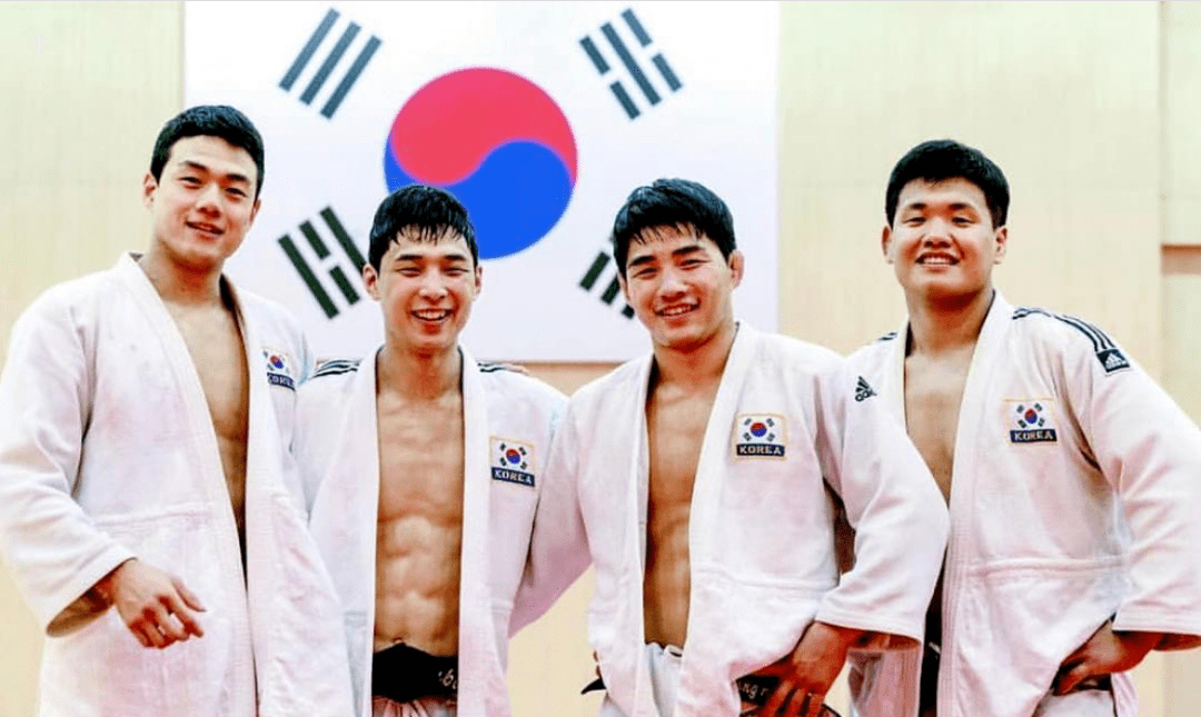 不得不说郭东汉与安昌林在颜值上面各有特色,但是都