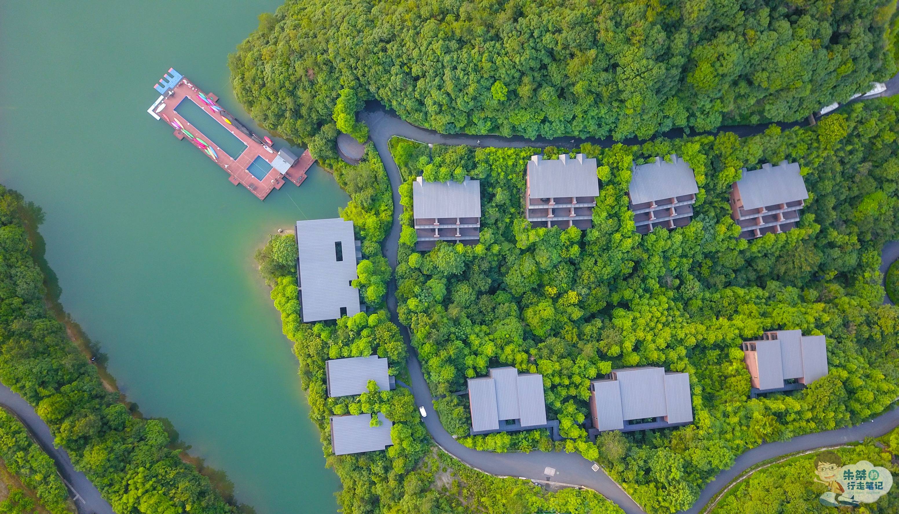 郡安里度假酒店毗邻莫干山核心景区出入口,依山而建,掩隐于山林之间