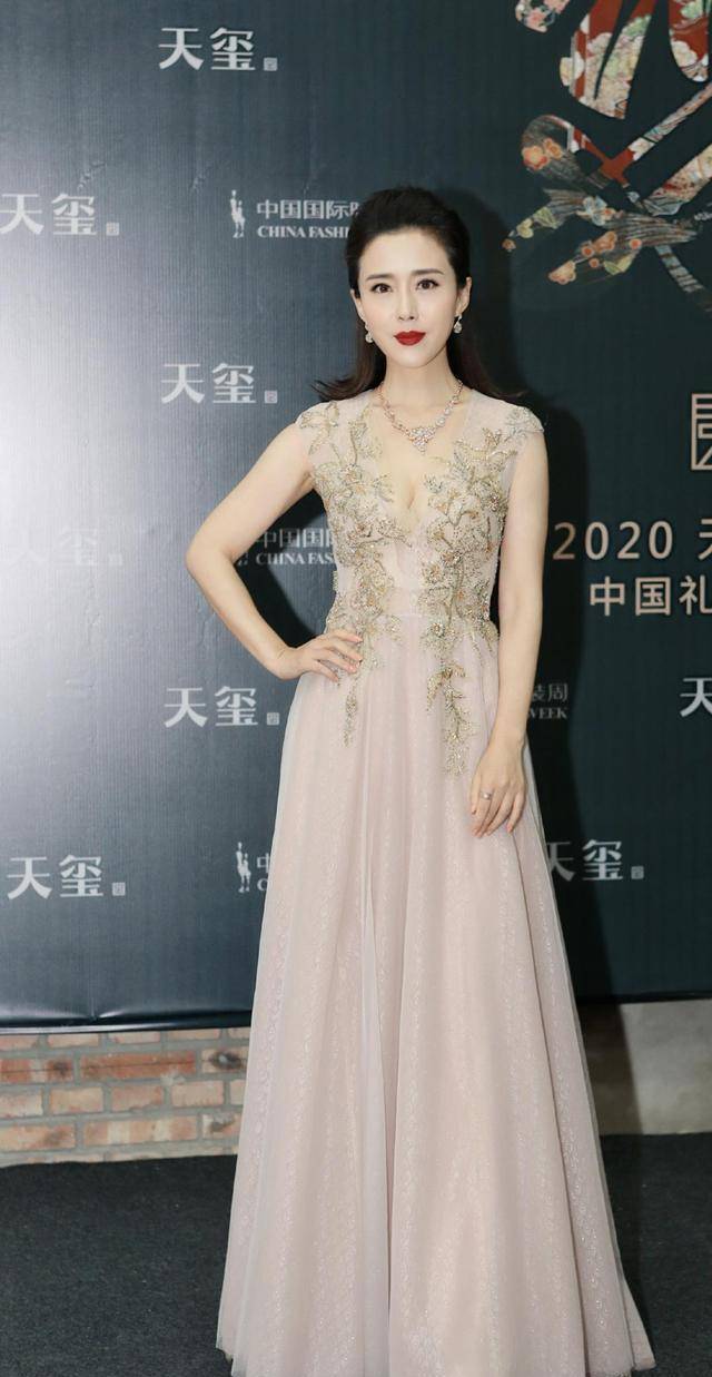 被颜丹晨的"括号臀"美到,穿鱼尾裙秀出"花瓶"身材,太惊艳_裙摆_时尚