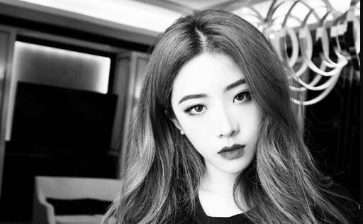 the9喻言近照曝光,参加活动时穿露脐装,用胶带贴背遮挡纹身_因为_青春