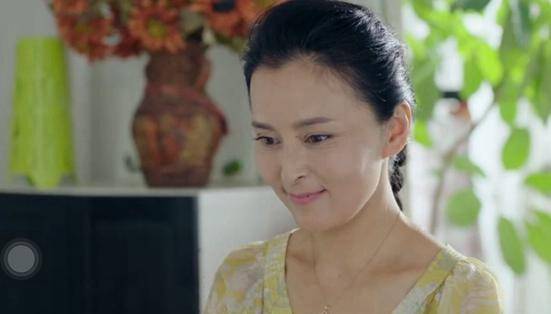 她被称"最美琼女郎",捧红龙套老公却遭抛弃,嫁圈