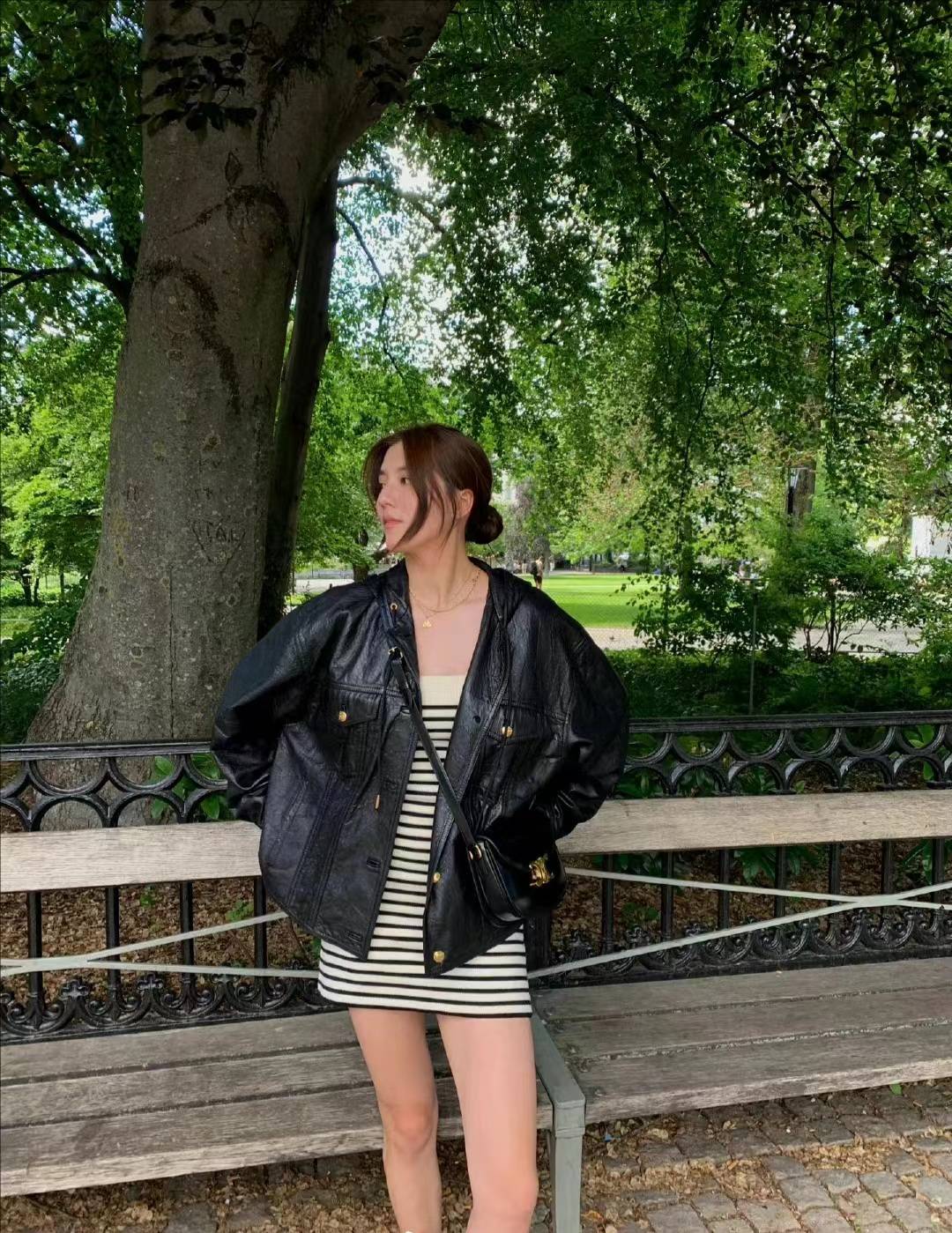 原创港星吴千语穿条纹抹胸连衣裙外搭机车皮夹克慵懒随性又清爽