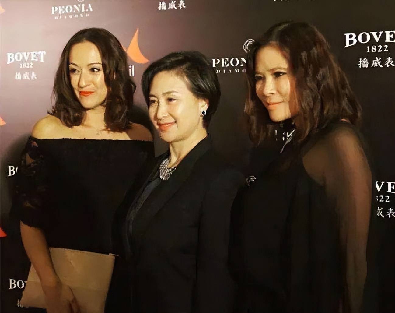 蓝琼缨去世2周后,何家文亮相国际珠宝展,靠她大房已成功逆袭_何超