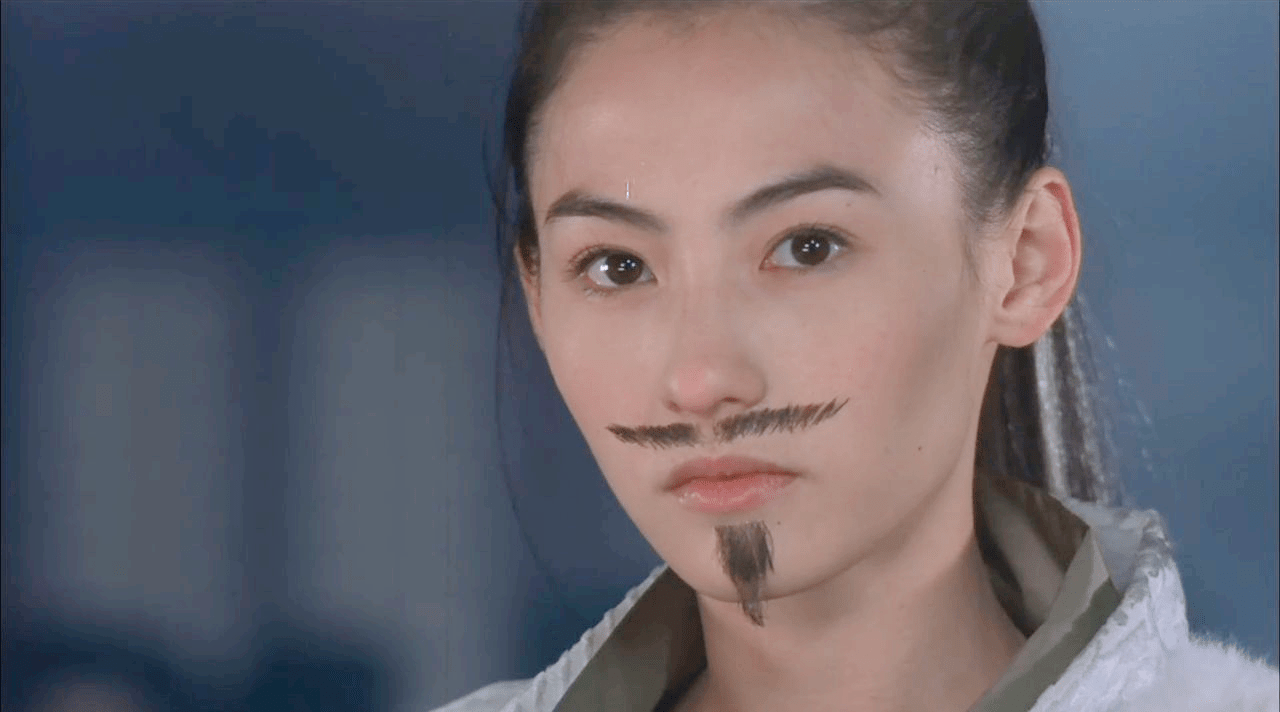 而小林青霞在电影《老鼠爱上猫》里面,和范冰冰几乎一模一样的胡子和
