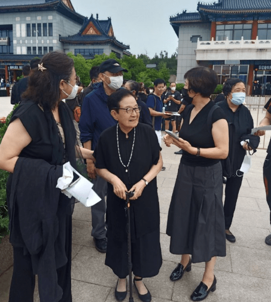 乔羽告别仪式,87岁谷建芬拄拐送别