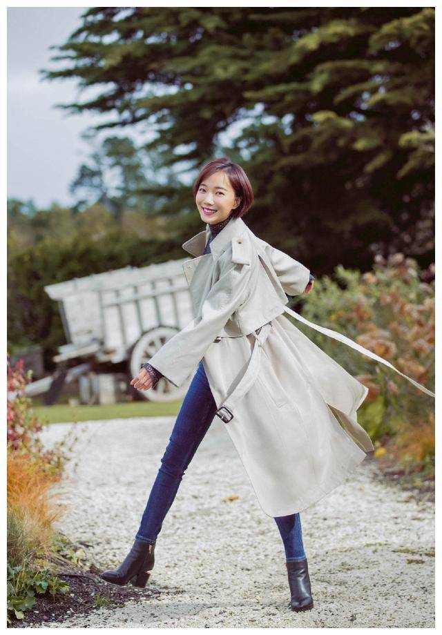 王珞丹太会搭配了,豆绿色风衣配牛仔裤亮相,剪了短发更时髦!