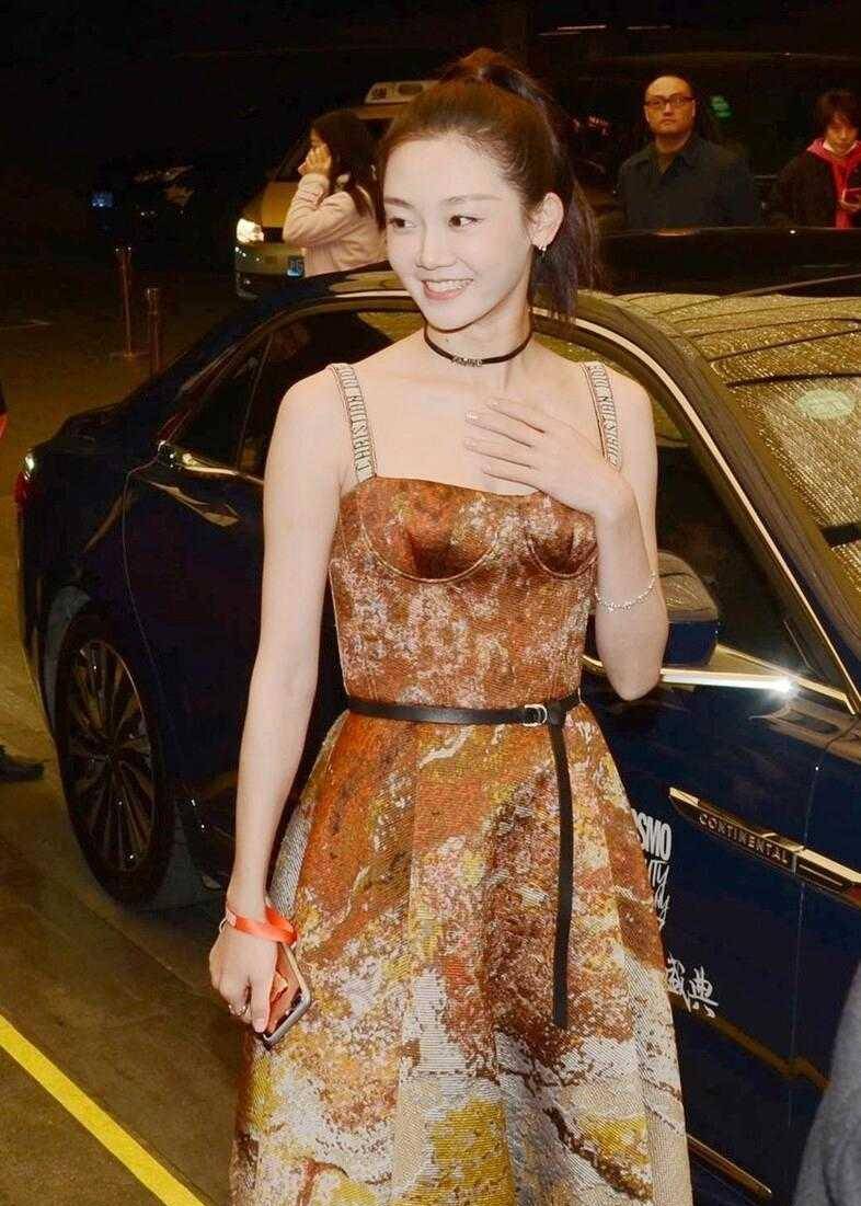 原创郑恺老婆苗苗天然颜值真耐看穿吊带连衣裙高级大气太美了