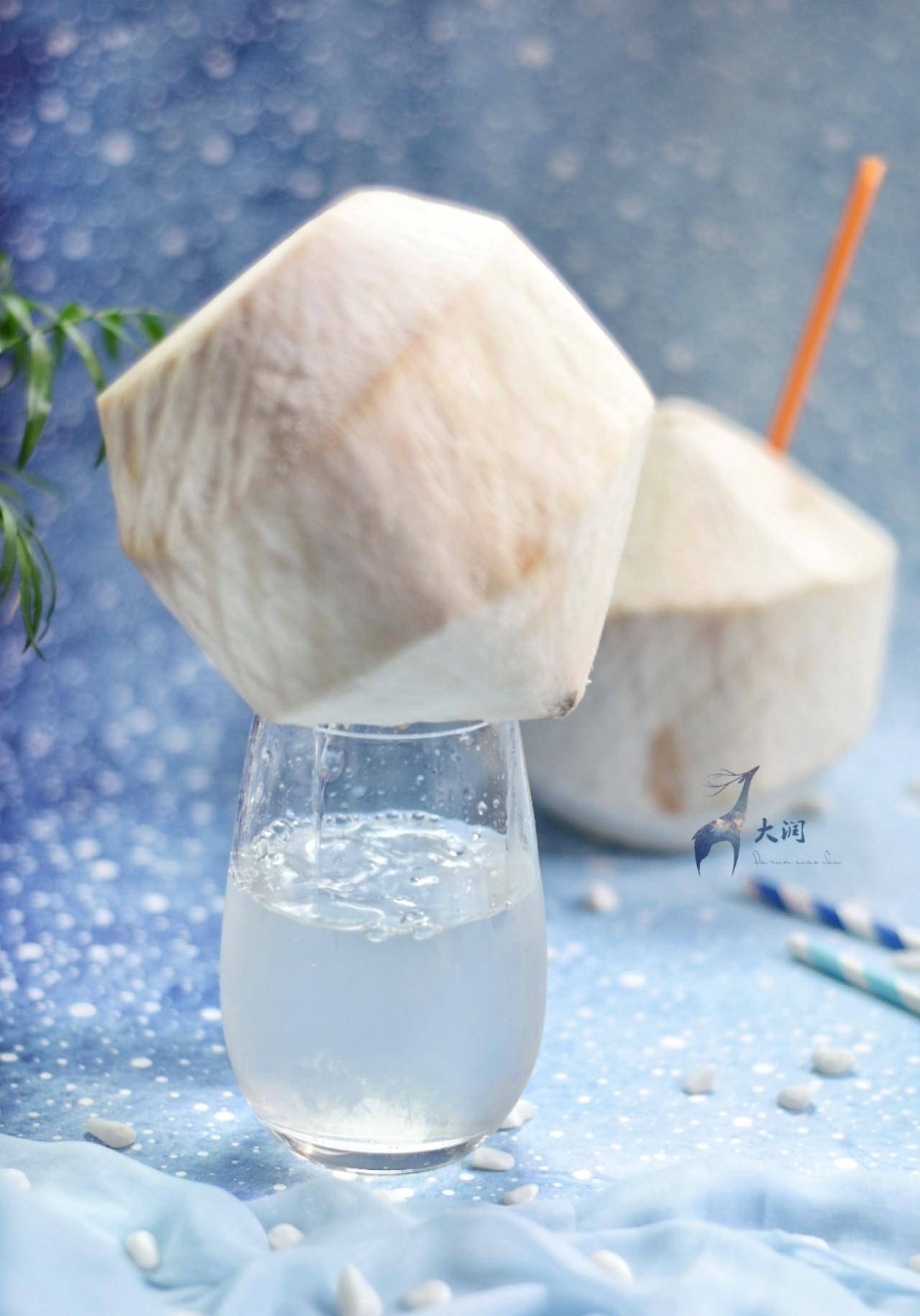 把里面的天然椰子汁倒出来用杯子装好1.