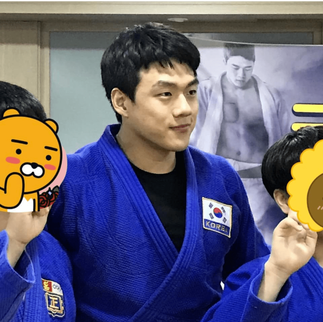 原创他身高182公分体型健硕结实帅气颜值吸引不少人的眼光