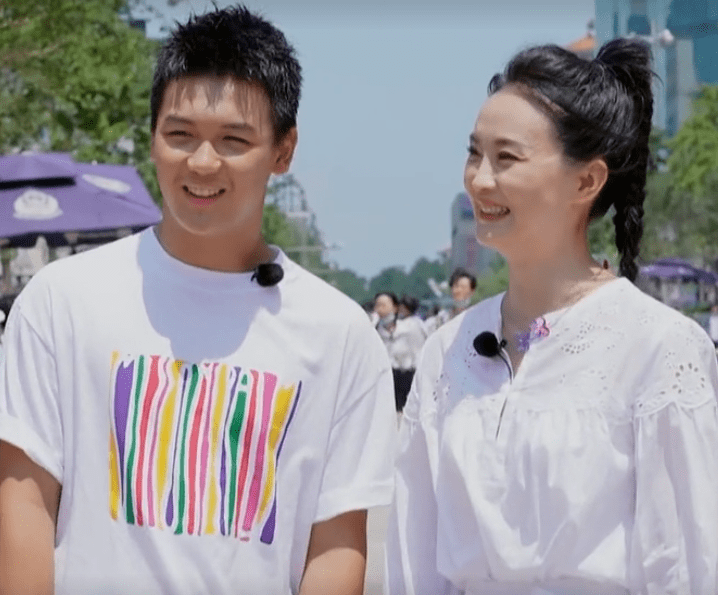 在一档纪实真人秀节目中,王艳带着15岁的球球参加录制,王艳一身白色