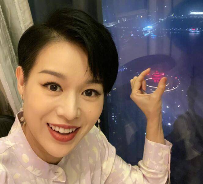 原创短发的胡杏儿开挂了齐耳短寸穿礼服又飒又美终于不用给人作配