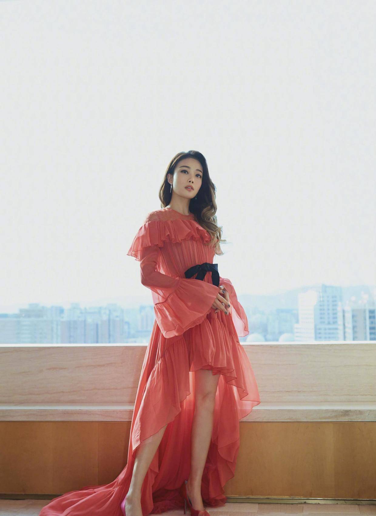 原创40岁的容祖儿气质全开穿雪纺面料连衣裙优雅又减龄高级洋气