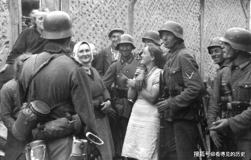 原创二战老照片德军在苏联德国兵搂着苏联女人很是亲热