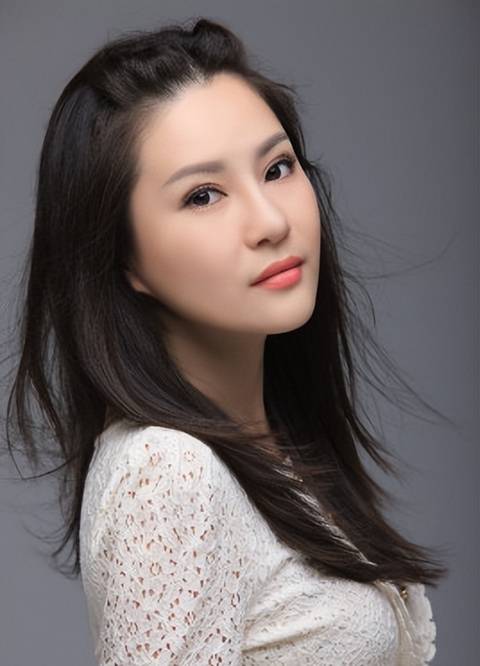 原创袁茵与侯耀文离婚嫁戴志诚两人恩爱无比戴志诚也对继女很好