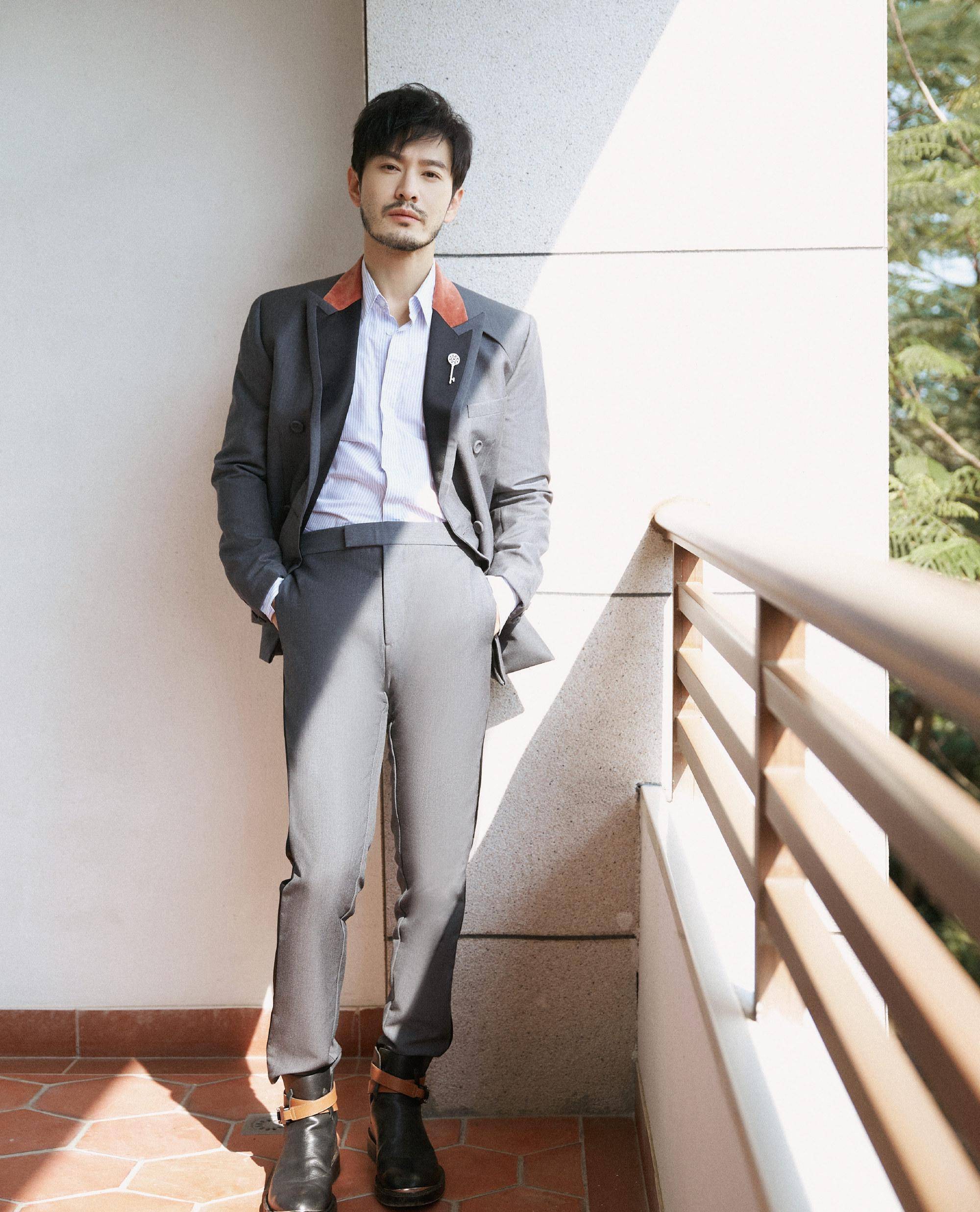 原创黄晓明访谈节目只谈儿子儿子叫他爸爸哥浅色毛衣清新阳光