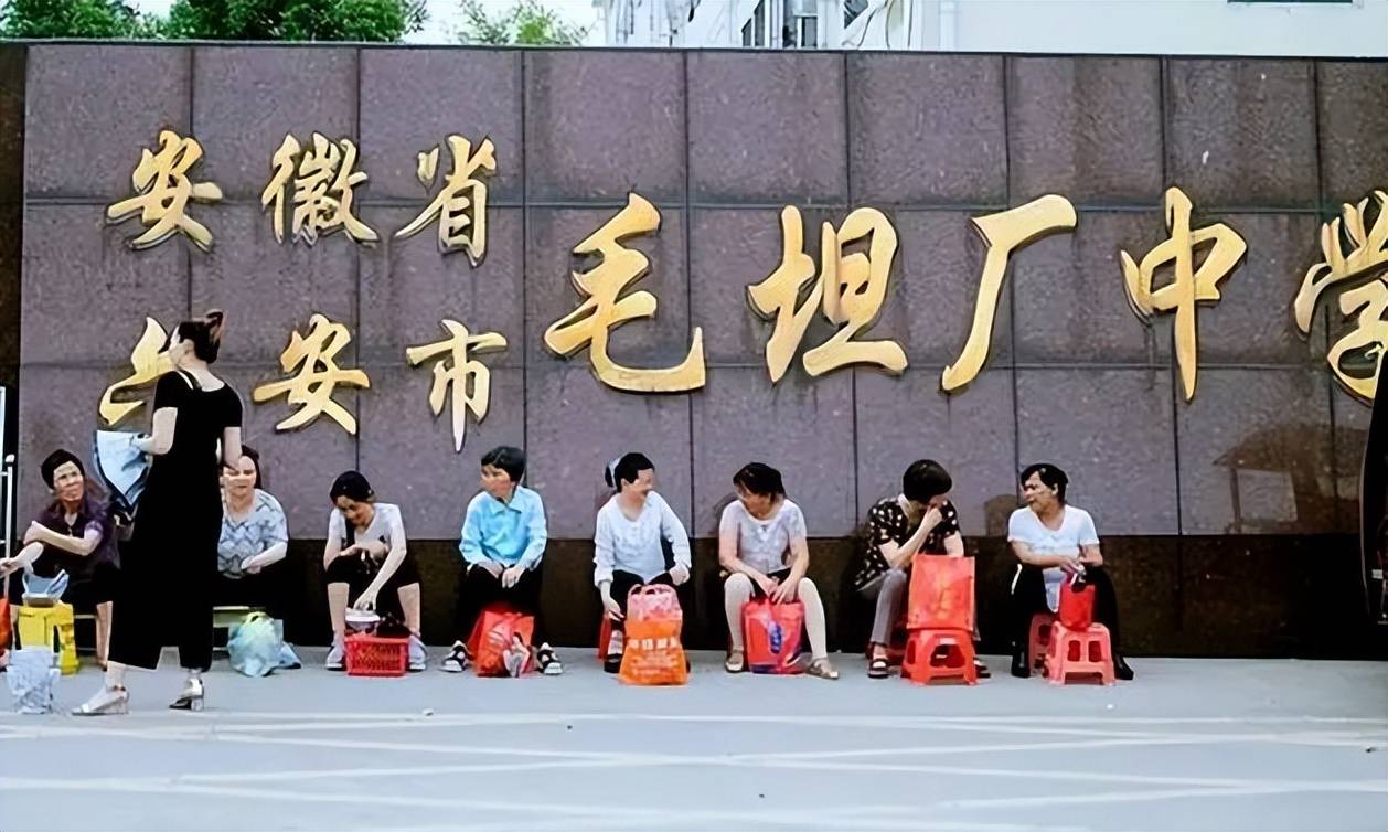 原创高考落下帷幕毛坦厂中学门口排起长队不少学生报名复读