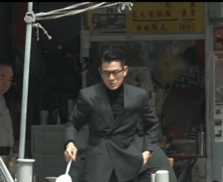 60岁刘德华近况曝光,穿西装戴眼镜造型严肃