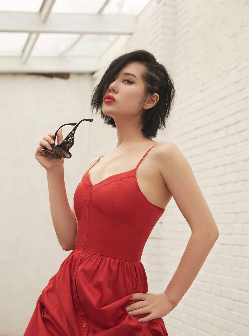 原创44岁的余男气质开挂穿一件大红色吊带连衣裙漂亮大气高级优雅