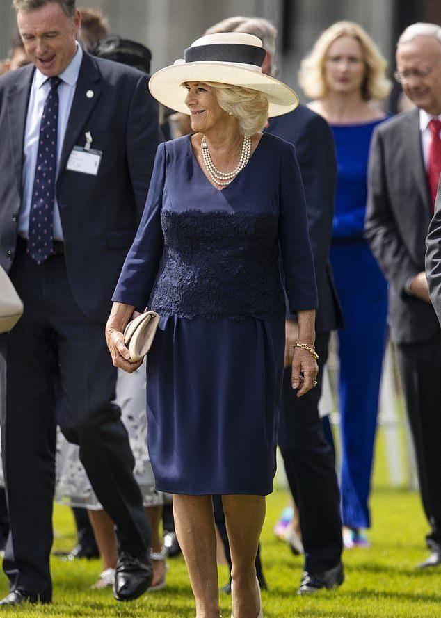 原创73岁卡米拉会打扮穿蓝裙优雅迷人气质不输查尔斯王子