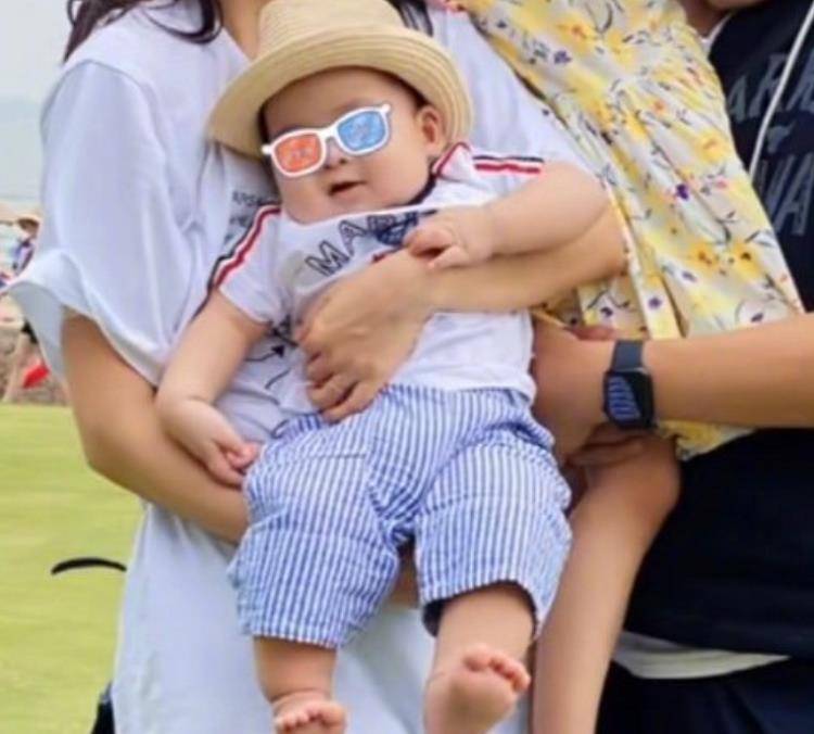 原创章子怡晒一家五口合影儿子正面照首曝光脸肉嘟嘟的像翻版汪峰