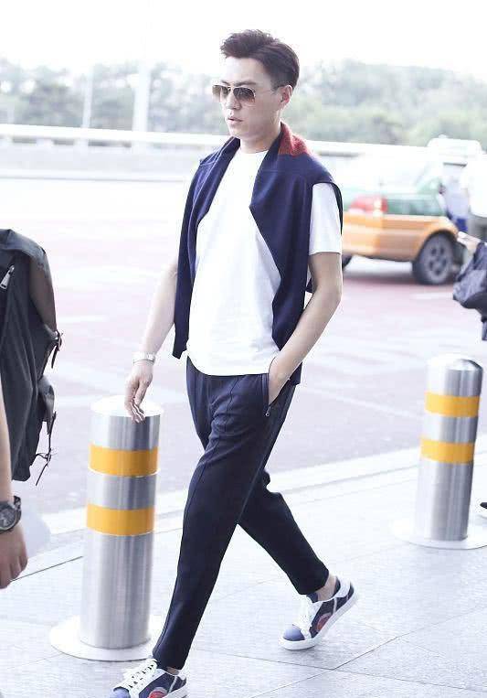 然后是看靳东脚上的鞋子,看靳东穿了一双板鞋,这鞋子一穿,感觉还是蛮