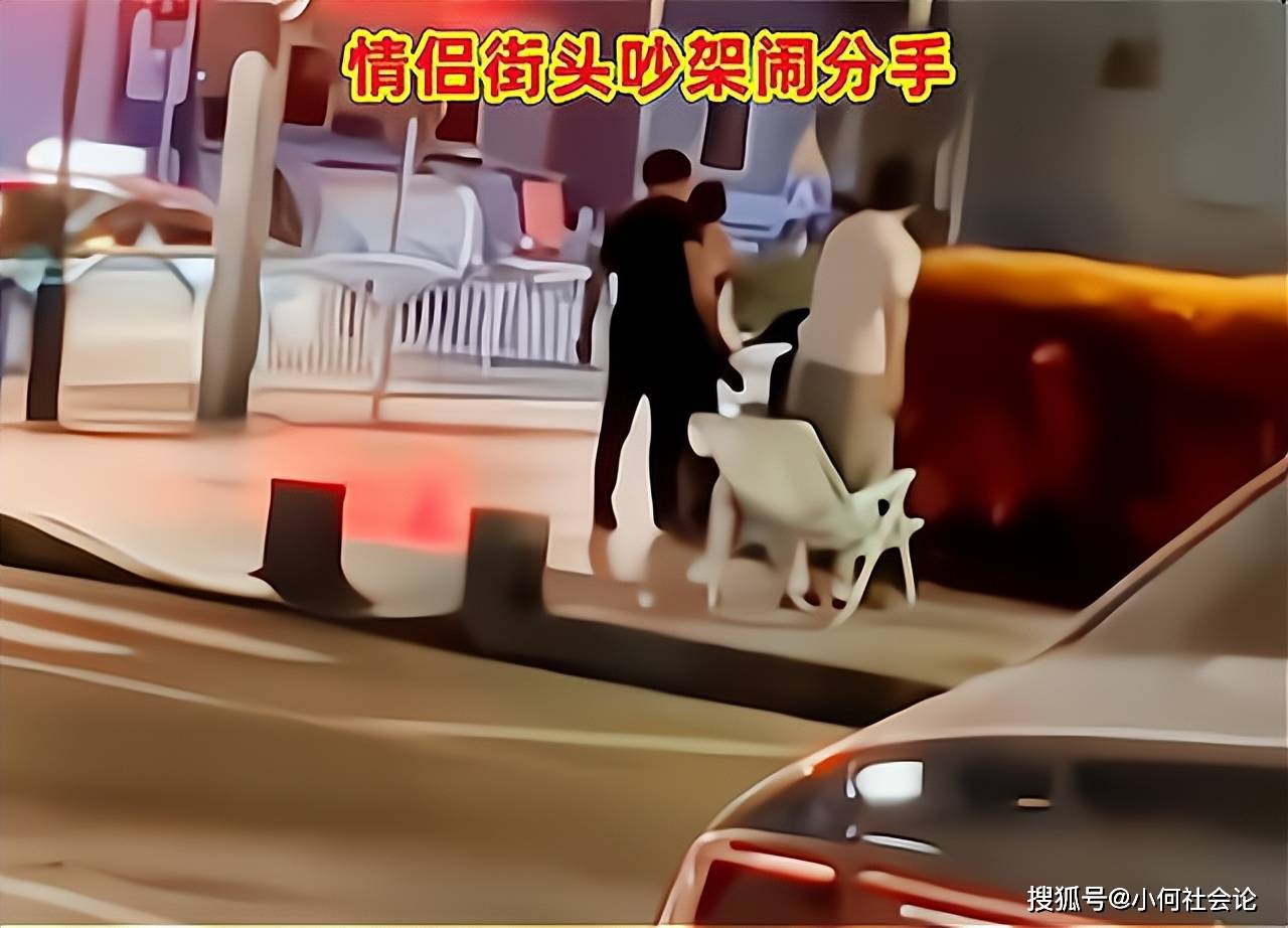 情侣街头吵架闹分手,男子拿鞋底狂抽自己脸,女友头也不回地离开_感情