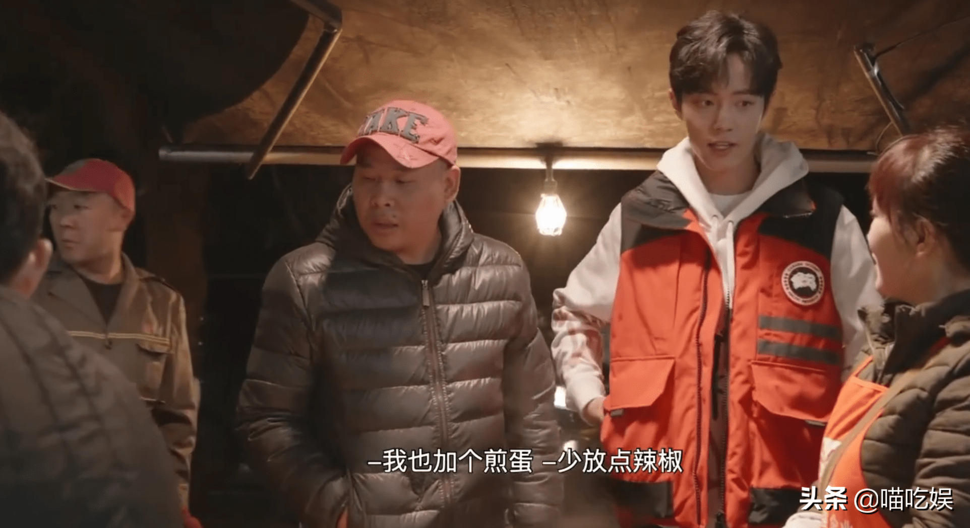 原创肖战凌晨坐马扎吃板凳面看到他用的餐桌这才是顶流该有的样子