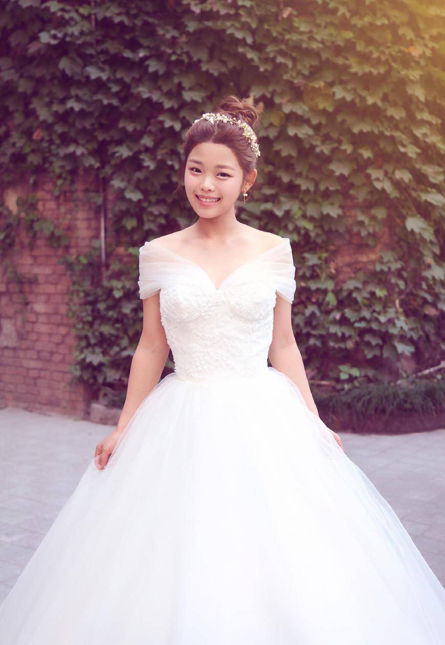 原创王莎莎晒美丽婚纱照被误以为结婚嘎子哥谢孟伟信以为真发文吐槽