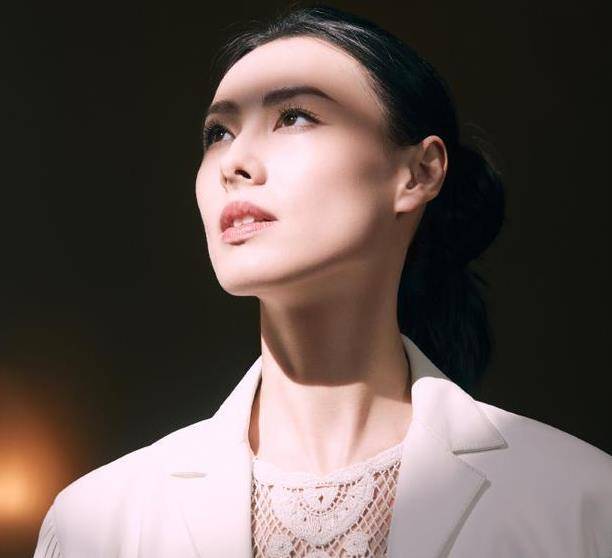 原创梁洛施近照写真曝光五官立体显气质曾在餐厅被男友人不断亲吻