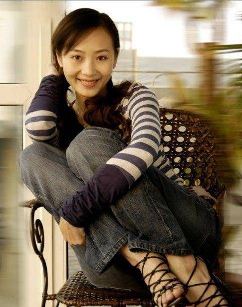 原创海波没明星光环也就一普通中年大叔老婆公开出镜大方漂亮