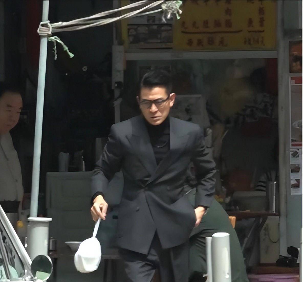 60岁时,刘德华出现在拍摄现场,在炎热的夏天,他太专注于穿长袖,当他被