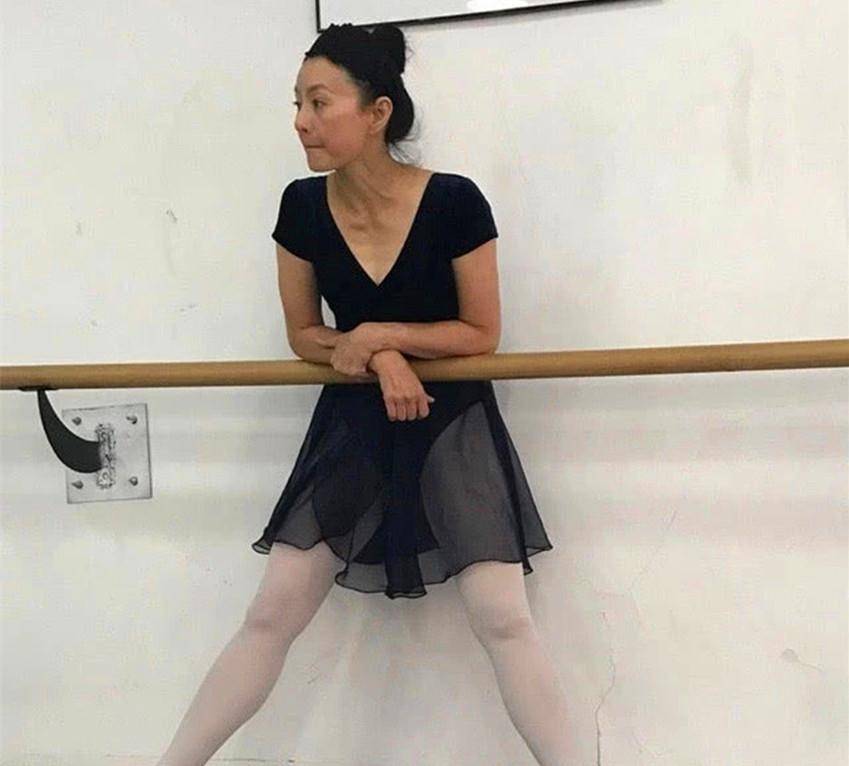 她是香港第一武打女星,24岁退圈至今单身,55岁依旧是霸王花_杨赛凤