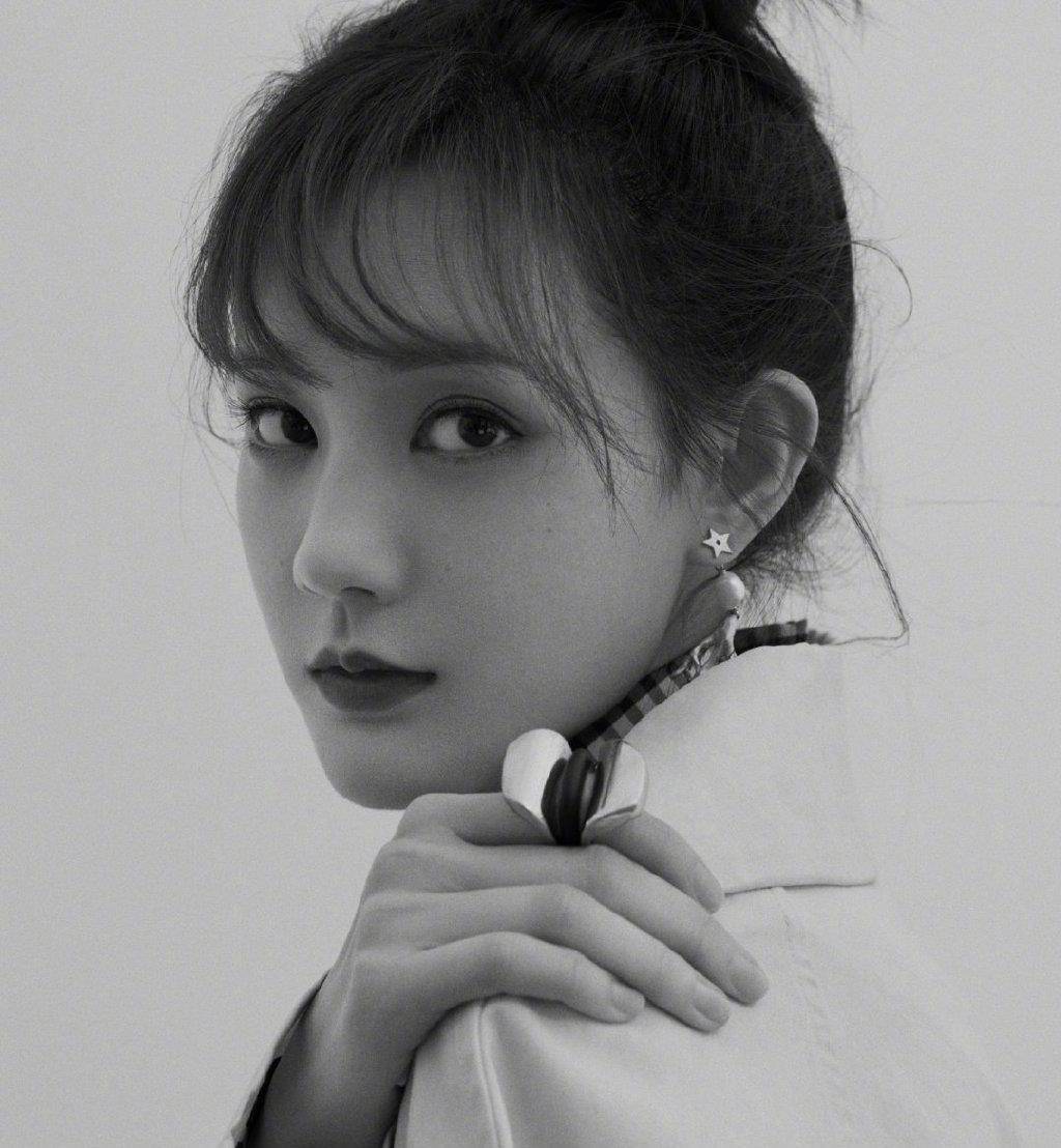 原创李一桐拼了穿超短裙还双膝跪地精致侧颜和美腿让人过目难忘