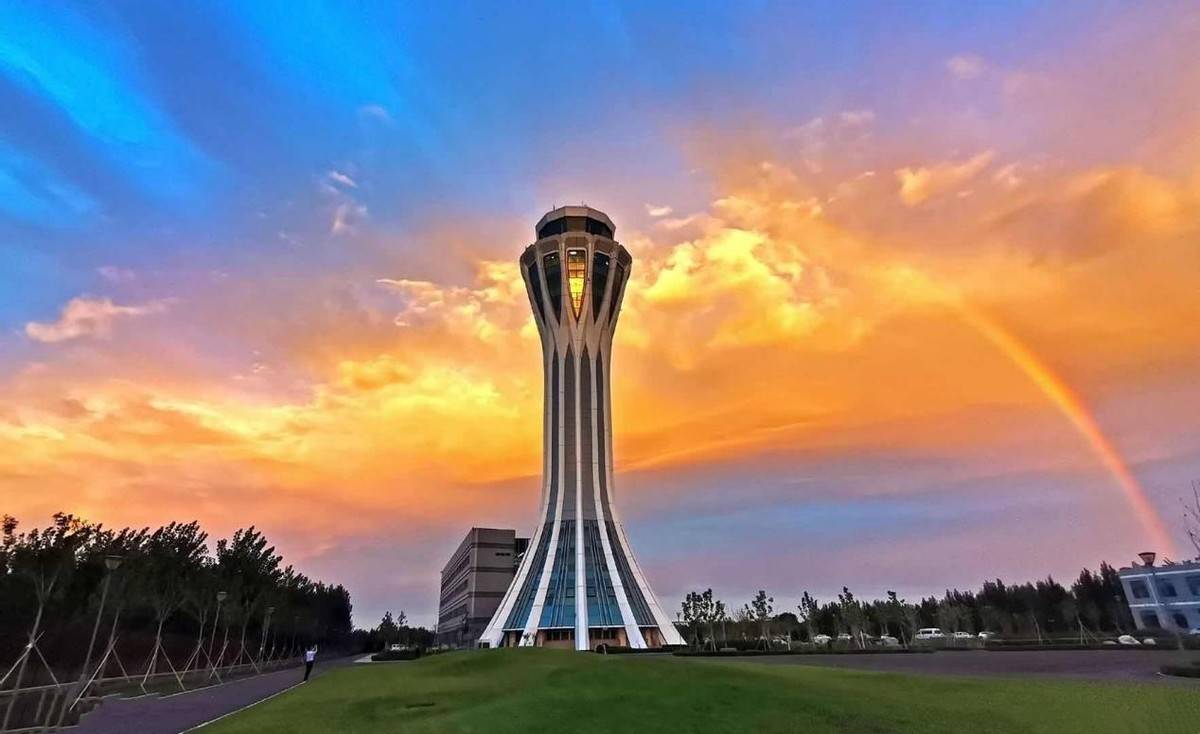 为什么机场明明那么繁忙塔台却空无一人究竟是谁在指挥飞机