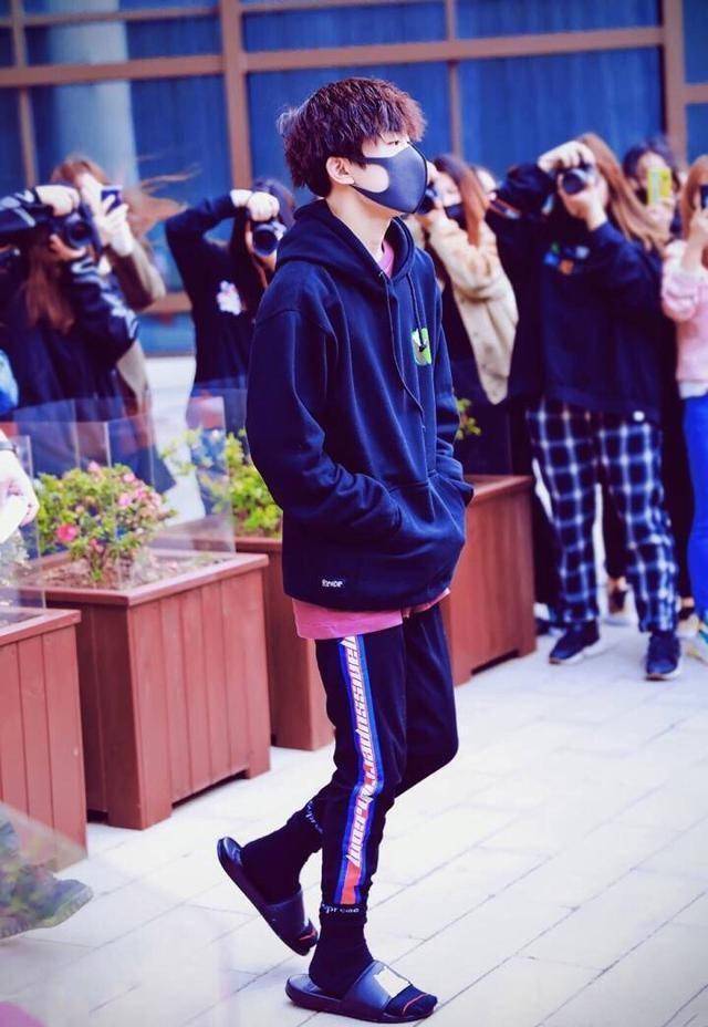 心机boy易烊千玺,竟然还有这个小癖好,你发现了吗?_袜子_上衣_时尚