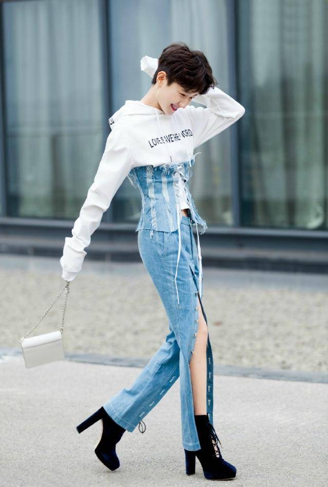 原创焦俊艳偏爱中性风穿印花衬衫清新帅气身高165也能穿出超模范