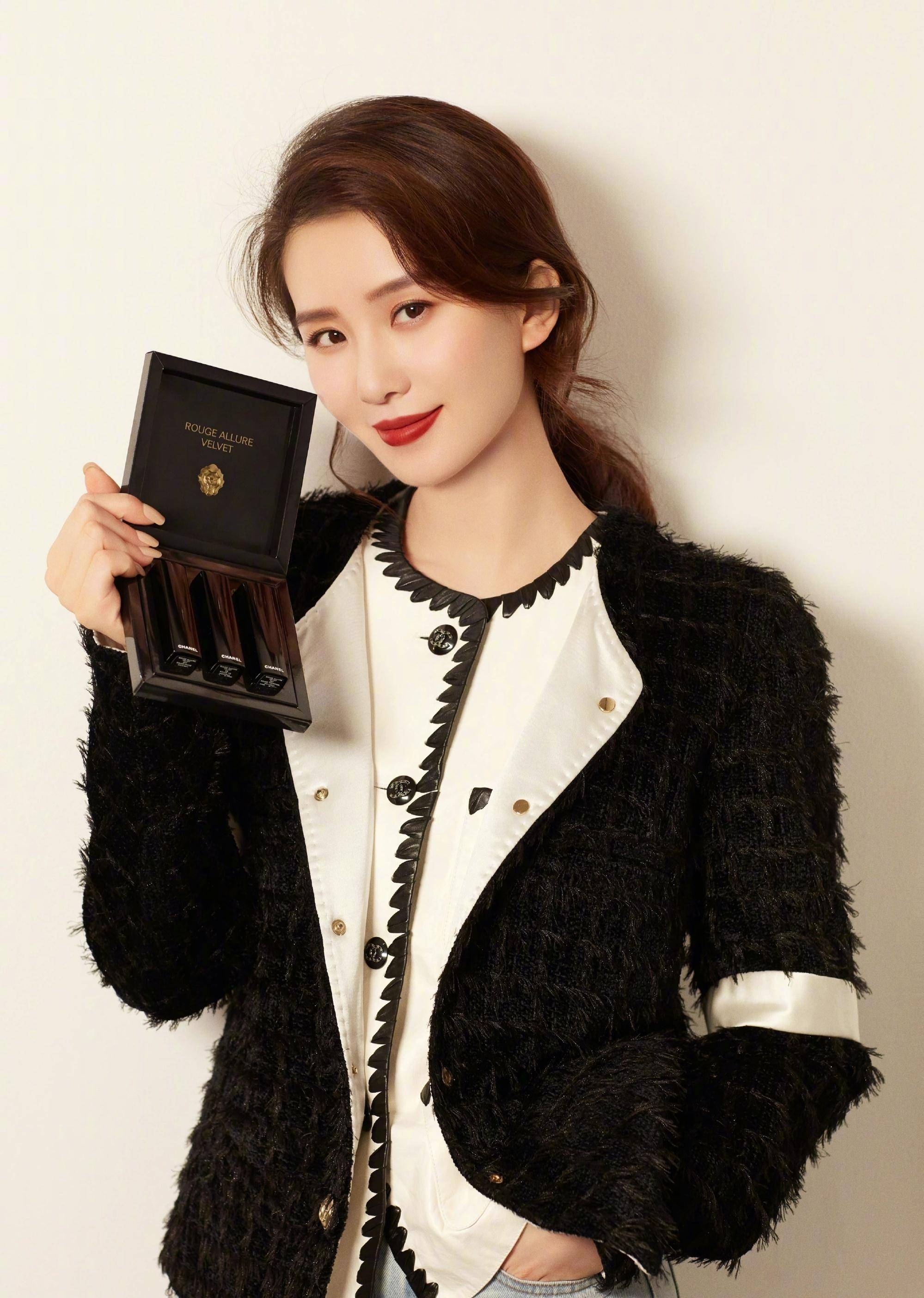 原创清纯刘诗诗重出江湖了穿小香风外套优雅迷人连头发丝都是戏