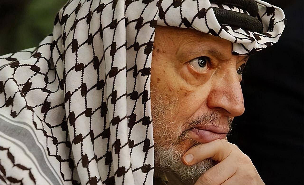 91年苏哈嫁给大34岁的阿拉法特:多次抱怨婚姻,已婚却过得像情妇_扎赫