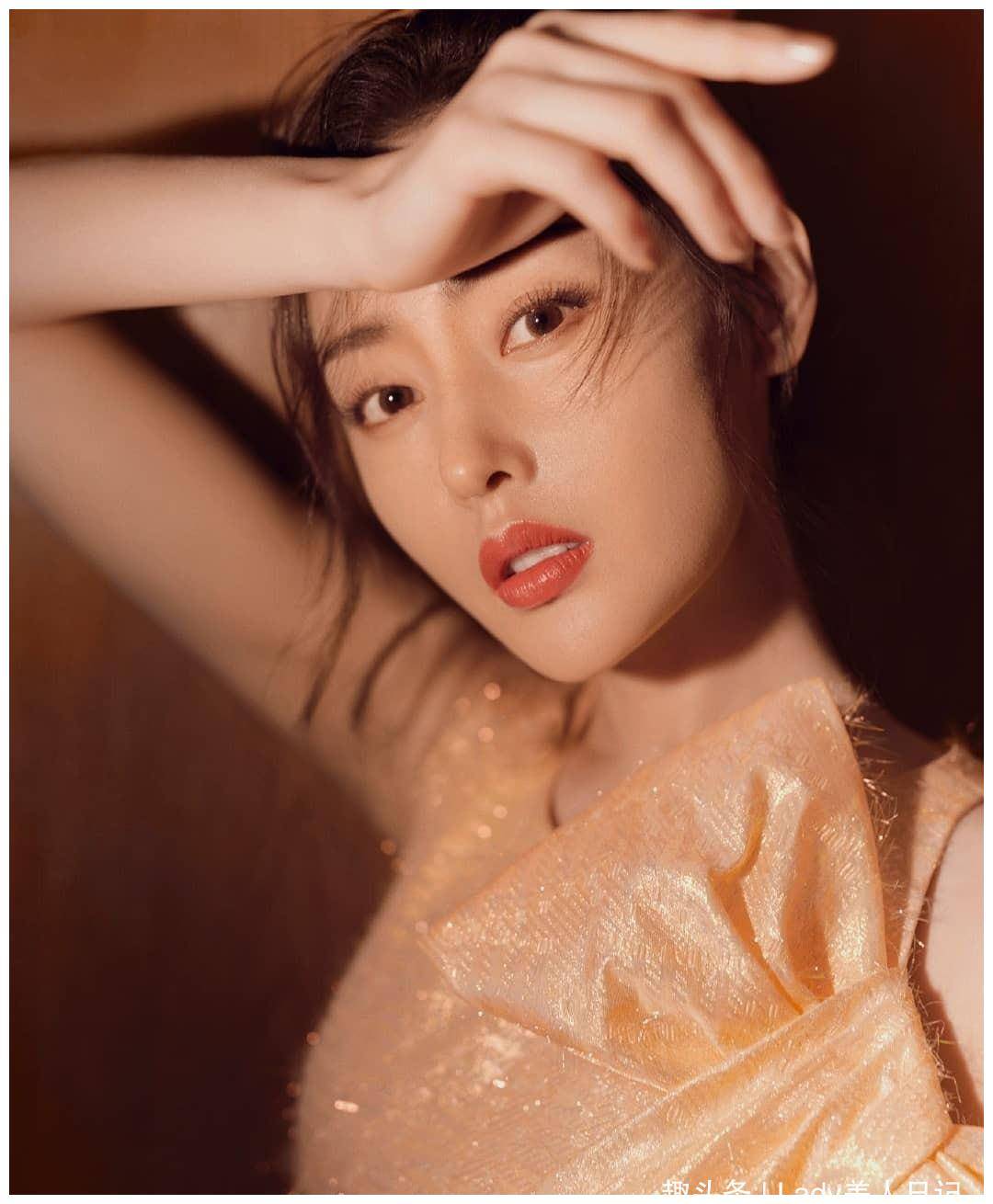 原创张天爱穿上性感裙装依旧惊艳橙色包臀裙散发魔力配帆布鞋任性