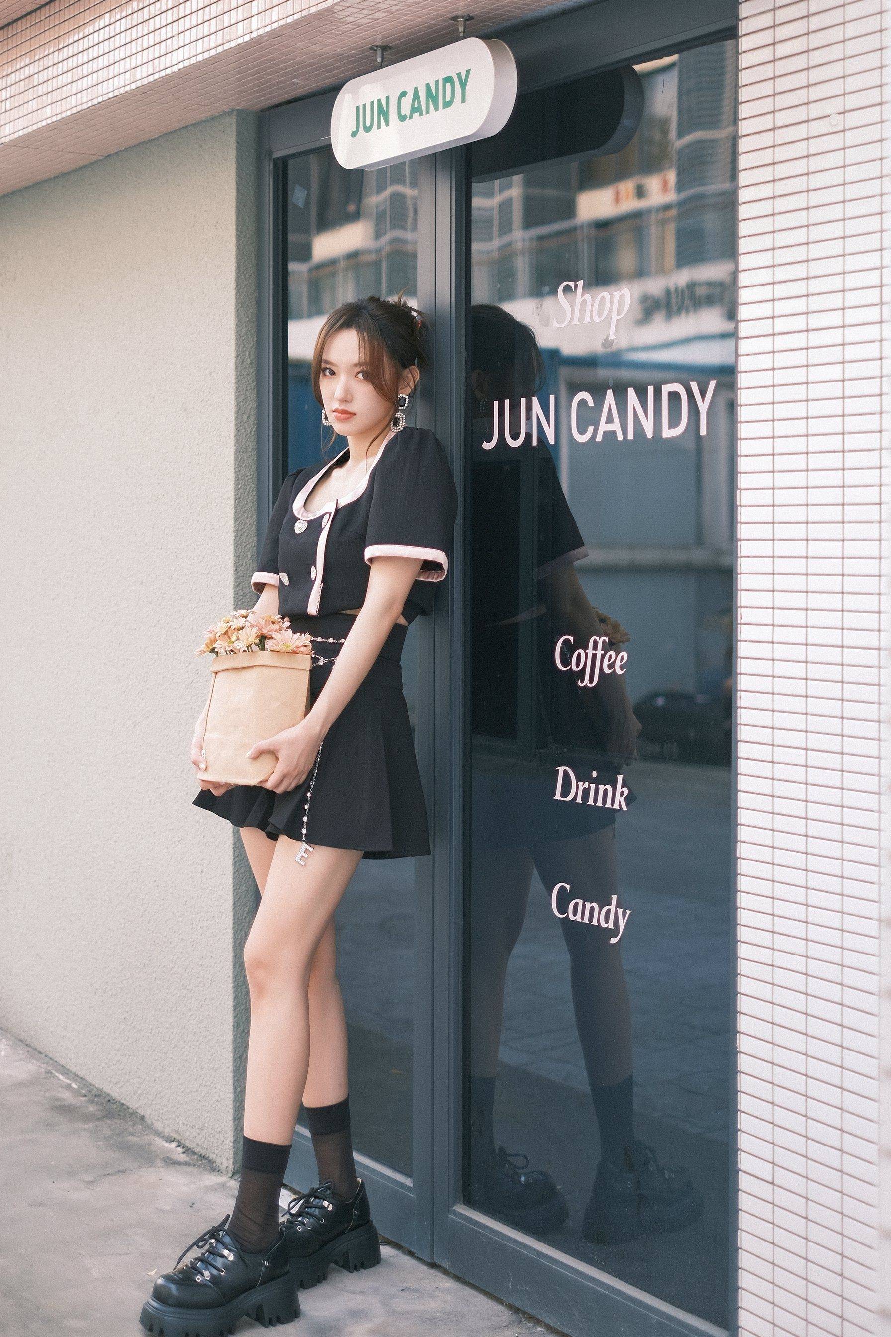 程潇黑色百褶裙性感美腿户外写真