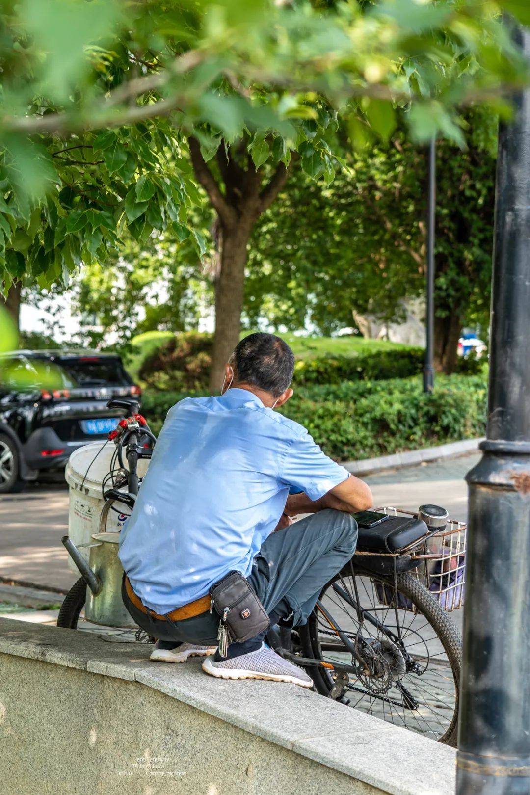 江岸街头父亲的背影观察日志