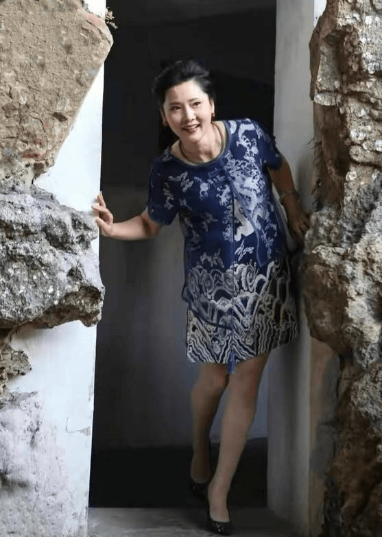 原创何赛飞脸老了还是典型老人身材但不露半分气质都高贵典雅