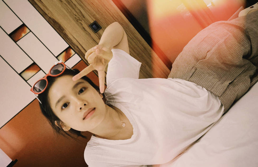 张婧仪戴墨镜卧床拍美照 素颜出镜皮肤光滑状态佳